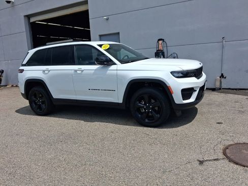 Used 2023 Jeep Grand Cherokee Altitude AWD/4WD image 5