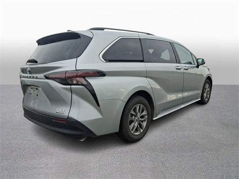 Used 2024 Toyota Sienna XLE image 4