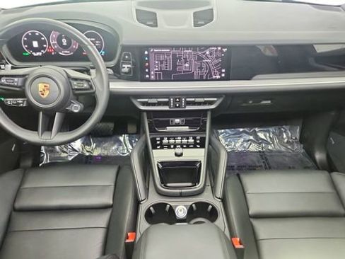 Used 2025 Porsche Cayenne w/ Premium Package image 19