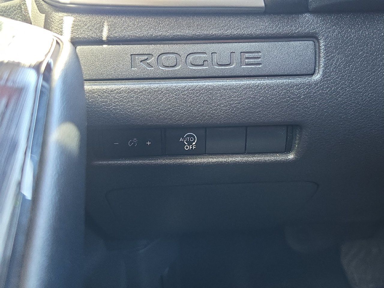 Used 2025 Nissan Rogue S AWD/4WD image 25