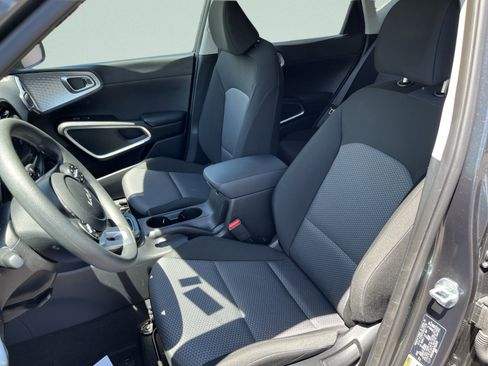 Used 2025 Kia Soul LX w/ LX Technology Package FWD image 11