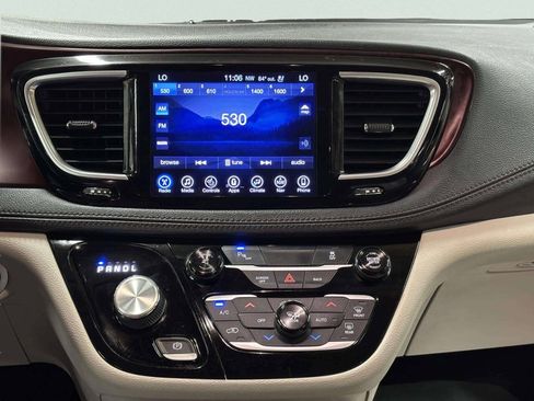 Used 2017 Chrysler Pacifica Limited w/ UConnect Theater Package FWD image 25