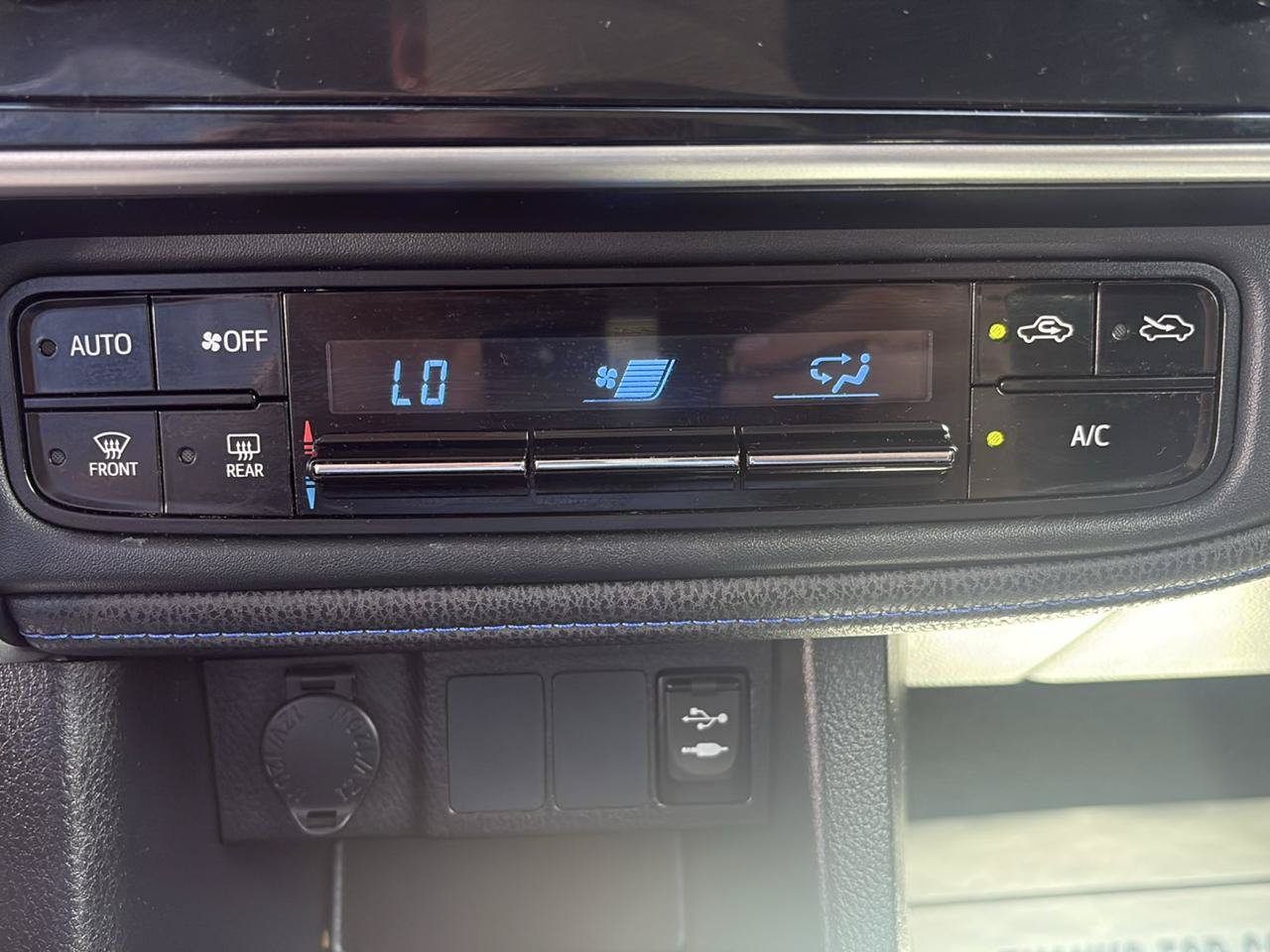 Used 2017 Toyota Corolla SE w/ Carpet Mat Package (TMS) FWD image 27