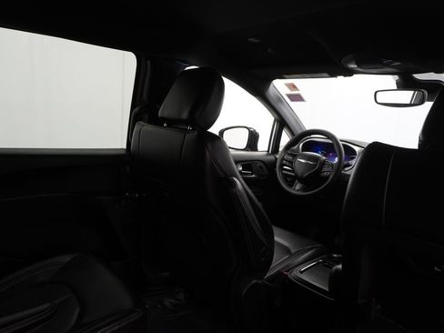 Used 2024 Chrysler Pacifica Select image 36