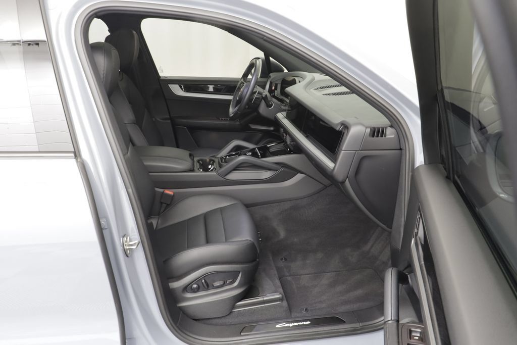 Used 2025 Porsche Cayenne AWD/4WD image 21