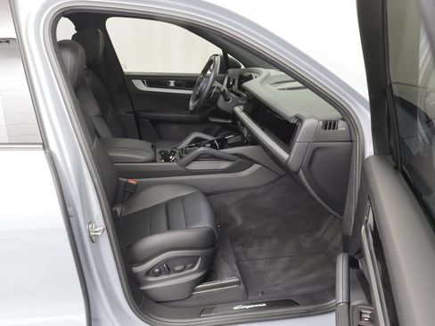 Used 2025 Porsche Cayenne AWD/4WD image 21