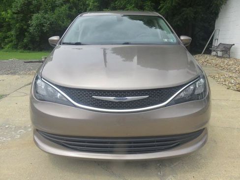 Used 2017 Chrysler Pacifica Touring FWD image 2