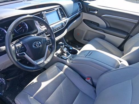 Used 2019 Toyota Highlander Limited Platinum AWD/4WD image 18