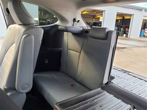Used 2022 Toyota Highlander XLE image 24