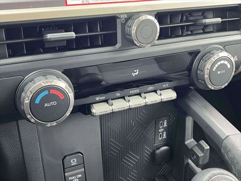 Used 2025 Toyota Tacoma TRD Sport image 30