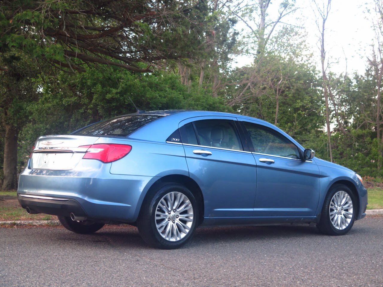 Used 2011 Chrysler 200 Limited FWD image 4