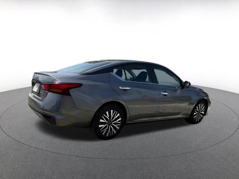Used 2025 Nissan Altima 2.5 SV FWD image 14