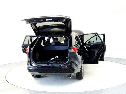 Certified 2022 Toyota RAV4 SE image 11