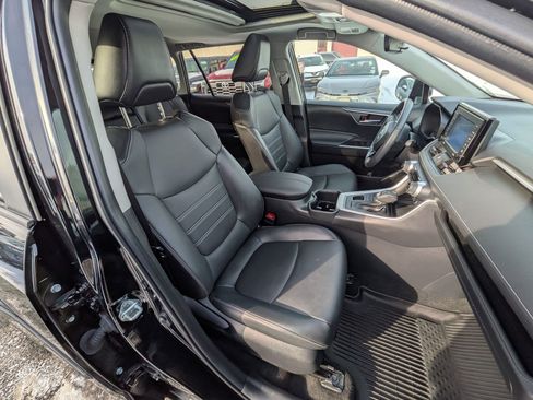 Used 2022 Toyota RAV4 XLE Premium image 21