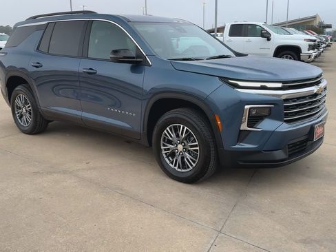 Used 2025 Chevrolet Traverse LT image 3