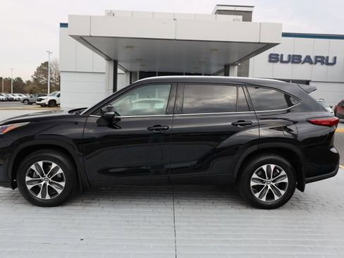 Used 2021 Toyota Highlander XLE image 2