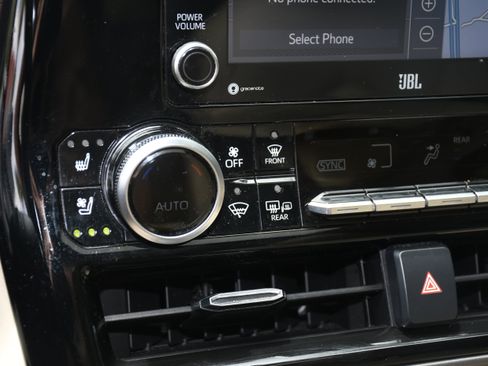 Used 2021 Toyota Highlander Limited FWD image 16