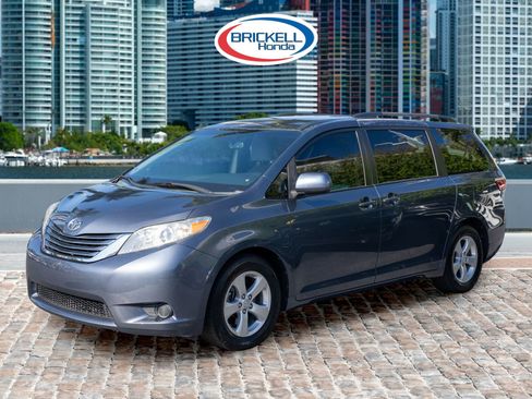 Used 2016 Toyota Sienna LE image 1