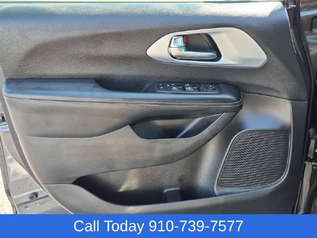 Used 2022 Chrysler Pacifica Touring FWD image 12