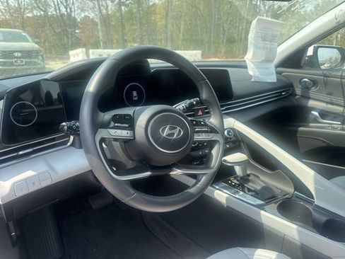 Used 2024 Hyundai Elantra Limited image 12