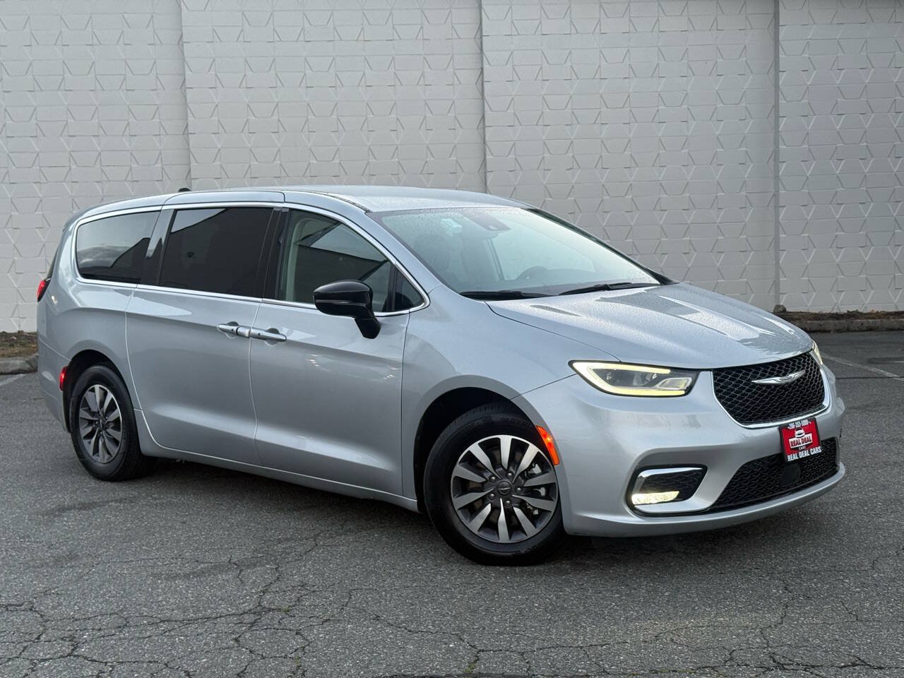 Used 2024 Chrysler Pacifica Limited FWD image 2