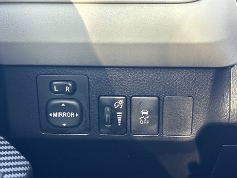 Used 2015 Toyota RAV4 LE FWD image 12