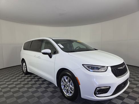 Certified 2023 Chrysler Pacifica Touring-L image 7