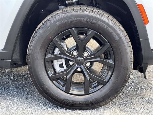 New 2025 Jeep Grand Cherokee L Laredo image 25