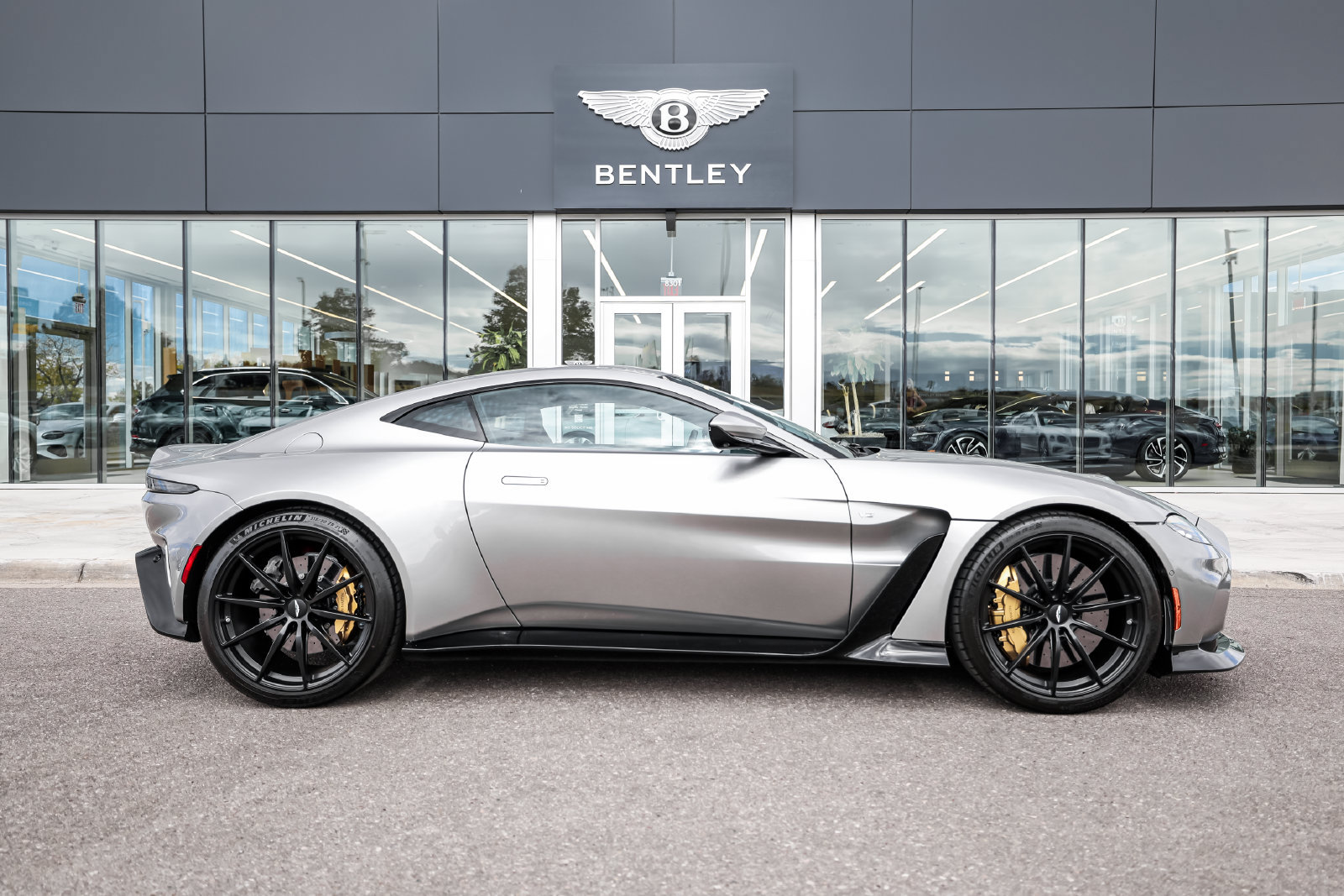 Used 2023 Aston Martin V12 Vantage RWD image 14