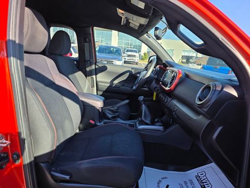 Used 2017 Toyota Tacoma SR5 image 29