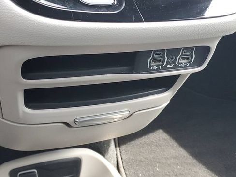 Used 2024 Chrysler Pacifica Touring-L FWD image 30