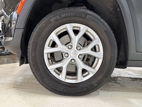 Used 2023 Jeep Grand Cherokee L Limited w/ Luxury Tech Group II image 9