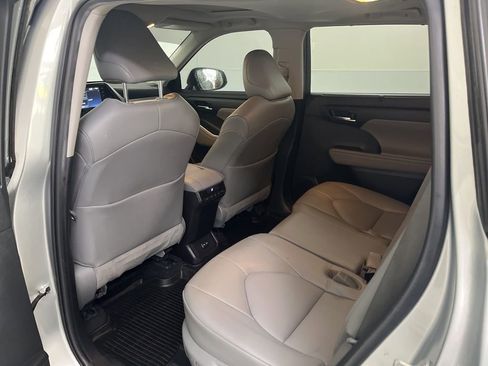 Used 2022 Toyota Highlander XLE image 27
