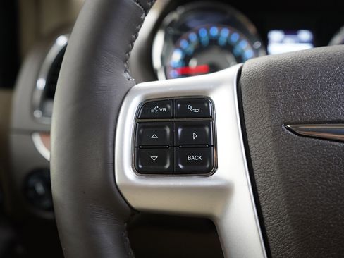 Used 2015 Chrysler Town & Country Touring-L w/ Driver Convenience Group FWD image 28