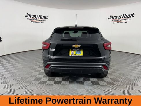 Used 2025 Chevrolet Trax LS w/ LS Convenience Package image 8