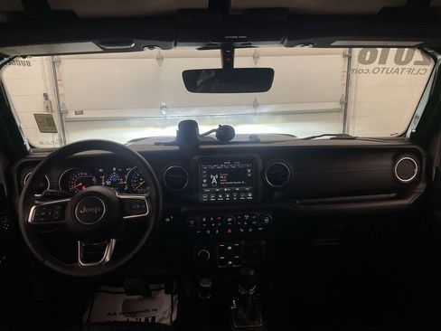 Used 2018 Jeep Wrangler Unlimited Sahara w/ Uconnect 4C Nav & Sound Group image 15