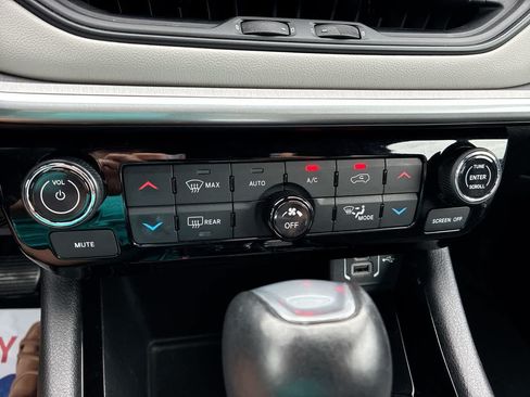 Used 2025 Jeep Compass Limited AWD/4WD image 17