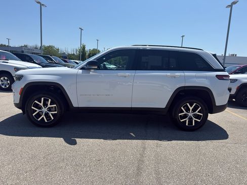 Used 2025 Jeep Grand Cherokee Limited AWD/4WD image 6