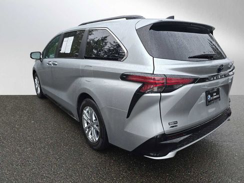 Used 2023 Toyota Sienna XSE AWD/4WD image 5