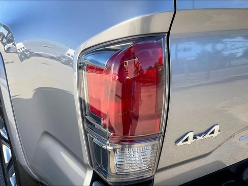 Used 2017 Toyota Tacoma Limited w/ Tow Package image 28