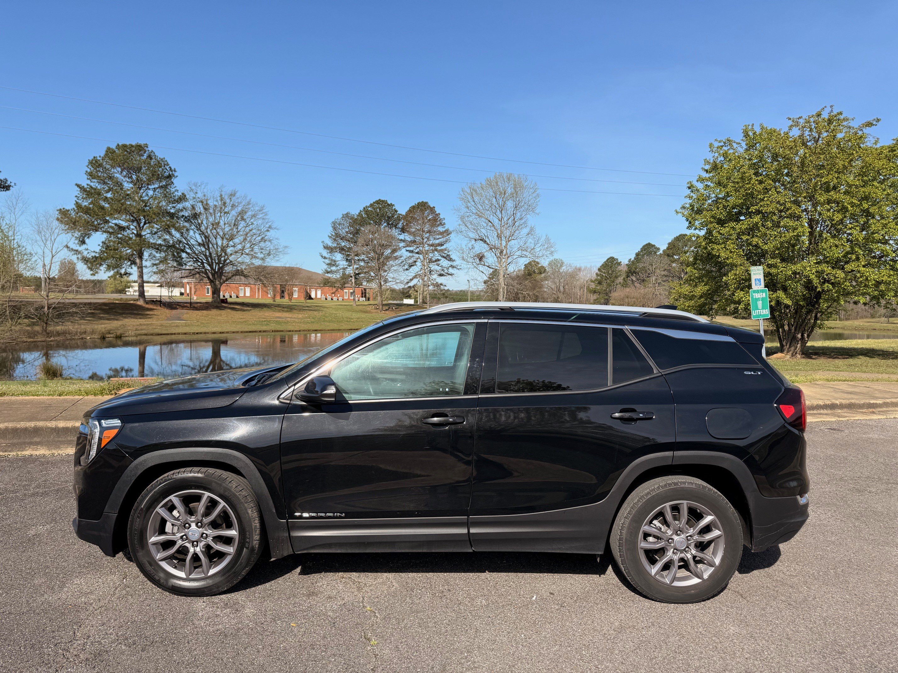 Used 2024 GMC Terrain SLT FWD image 2