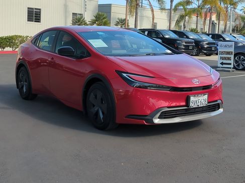 Used 2026 Toyota Prius Plug-In Hybrid image 3