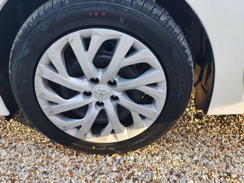 Used 2019 Toyota Corolla LE image 28