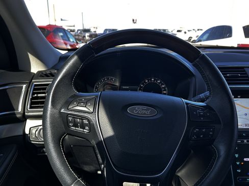 Used 2018 Ford Explorer Platinum image 17