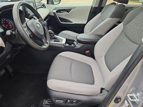Used 2021 Toyota RAV4 XLE w/ Convenience Package FWD image 15