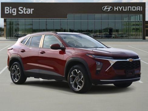 Used 2025 Chevrolet Trax LT w/ LT Convenience Package image 6