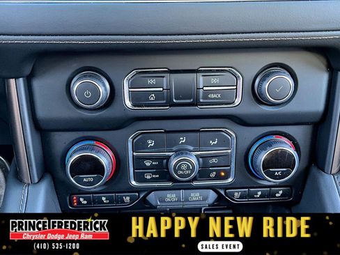 Used 2024 Chevrolet Suburban High Country w/ Advanced Technology Package image 30