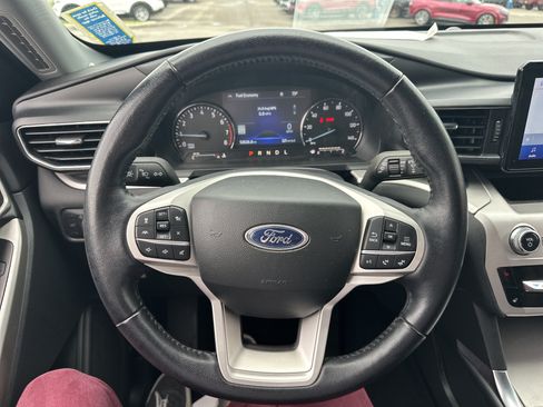 Used 2022 Ford Explorer XLT w/ Equipment Group 202A AWD/4WD image 3