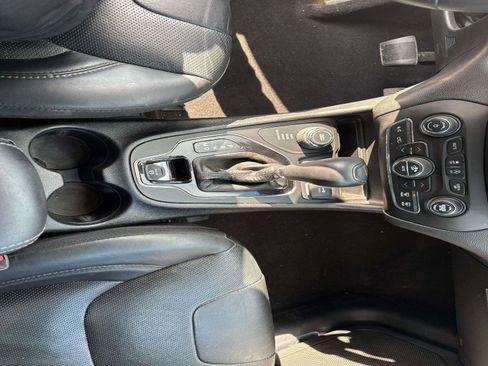 Used 2019 Jeep Cherokee Limited image 24