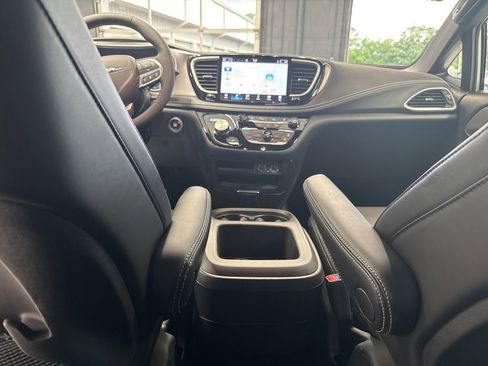 Used 2025 Chrysler Pacifica Select FWD image 13